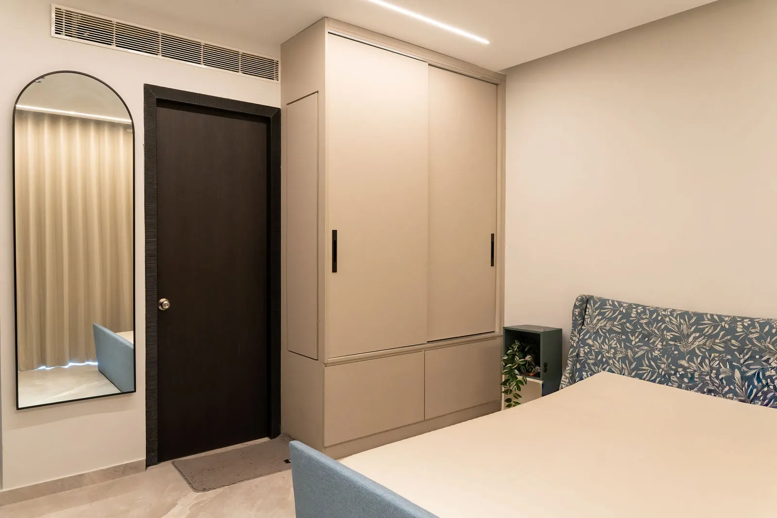 Arched door and wardrobe run in the bedroom passage