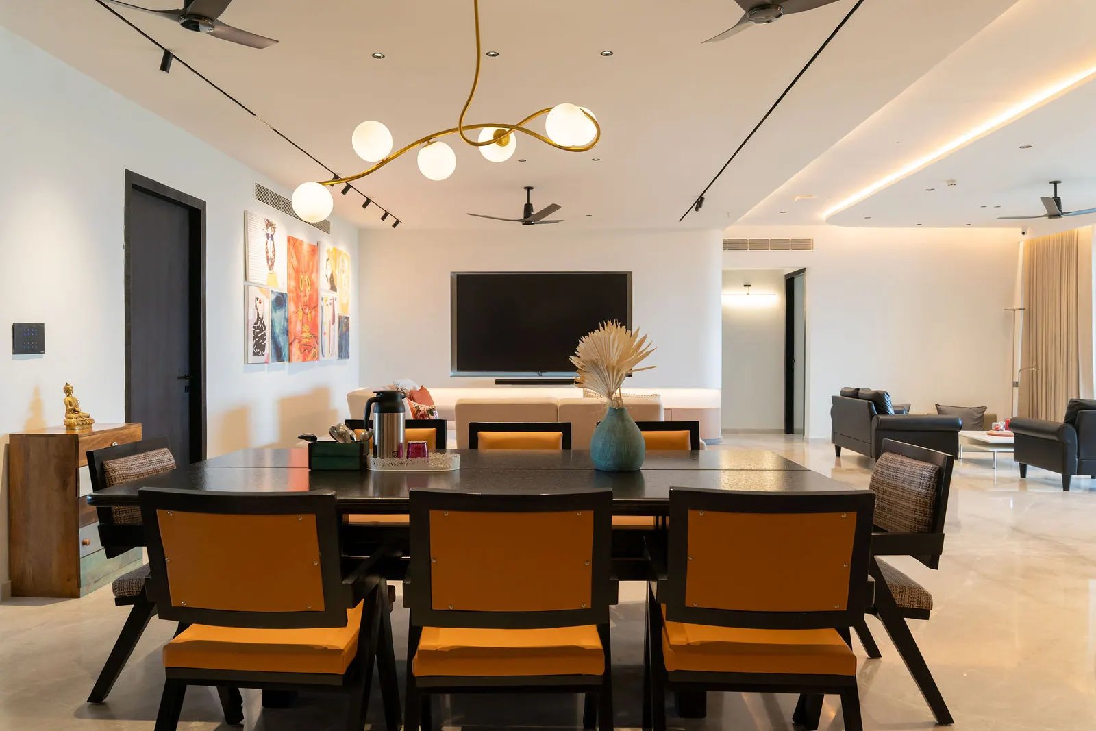 Dining table with a cluster pendant above it
